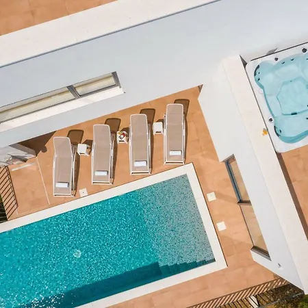 Willa Marulovo Hills